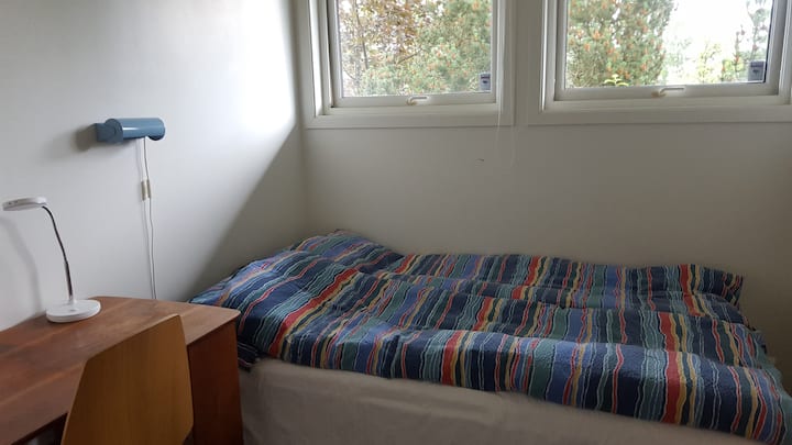 السرير 120 × 200 وهو مناسب لشخص أو شخصين من الأصدقاء. ممكن مع سرير إضافي واحد في غرفة المعيشة إذا كانت عائلة صغيرة لديها أطفال وبالغين ستؤجر. 