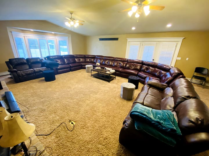 A 7100 Sq Ft Fun House That Sleeps 30! - 로건