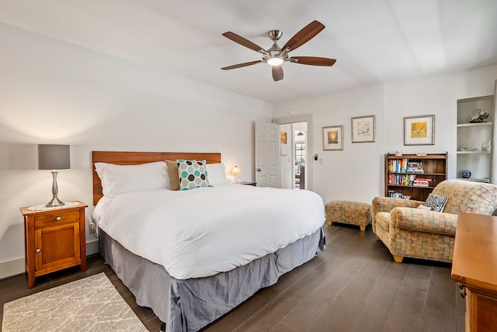 Dormitorio principal de arriba con cama de tamaño king, vestidor grande y baño en suite con ducha a ras de suelo y lavabos dobles 