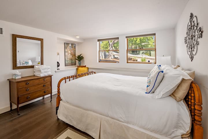 En la planta baja, el tercer dormitorio cuenta con una cama tamaño queen. 