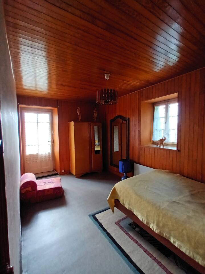 Výhľad z 2. spálne (v zadnej časti chodby na poschodí).
Dvojlôžko 120x190
