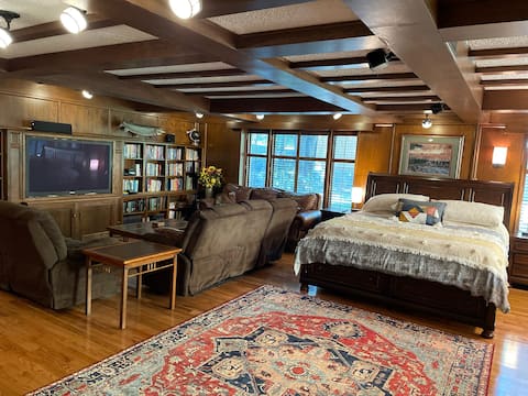 Lavish Library Suite - Pool Table & Steam Shower