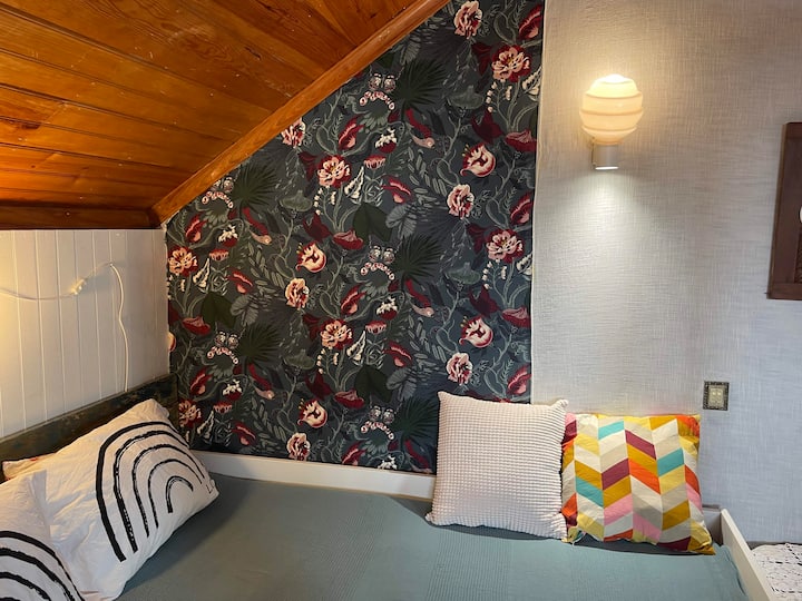 dormitorio 2 detalles. Papel pintado de tela