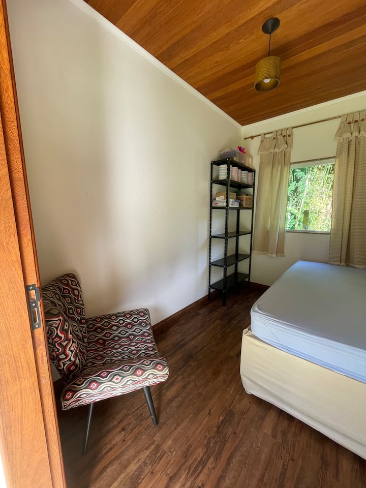 Vista interior del dormitorio 2 (no hay sillón ni librería). Nota: Esta habitación solo está disponible si se alquila para 12 personas o más, o con un cargo adicional si se solicita con antelación.