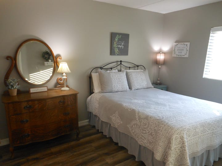 ห้องนอนใหญ่เตียงควีนไซส์