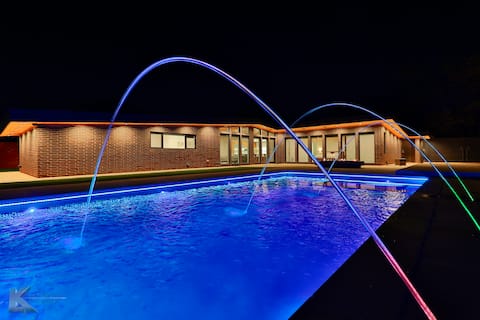 Midcentury Modern home, hot tub +heated pool w/FEE