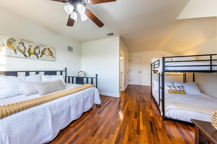 Dormitorio en el tercer piso con capacidad para 7 personas. Litera de tamaño completo, sofá cama de tamaño completo con una cama corrediza. Este piso tiene una vista increíble y el medio baño también se encuentra aquí.
