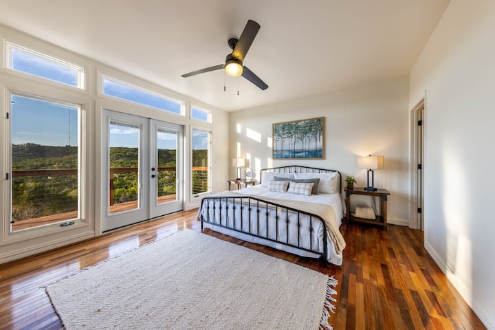 Dormitorio principal con baño privado. Disfruta tu café de la mañana en la terraza de tu propia habitación.