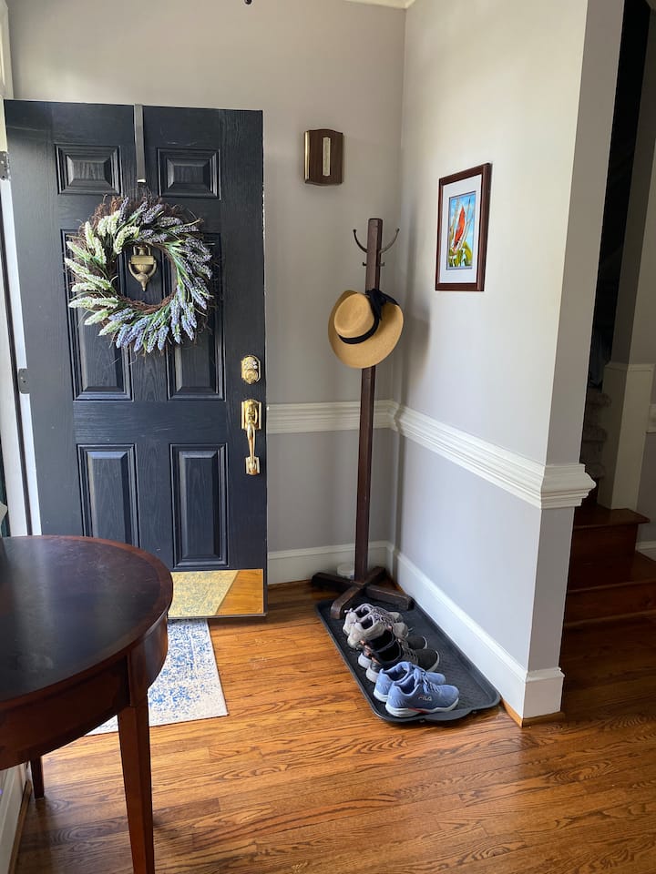 Cheerful 3 Bedroom Townhome, 15 Min From Raleigh - Raleigh, NC