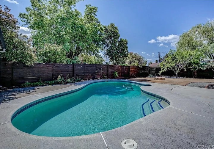 *Pristine* Cozy Mid-Century House - Mt Lassen View