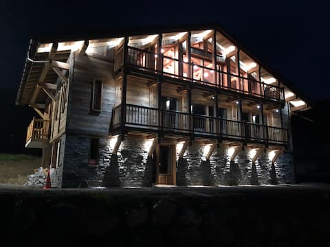 Chalet luxe piscine sauna jacuzzi au bord piste sk