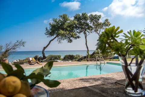 Azzuro Beach House - On the beach & Private Pool