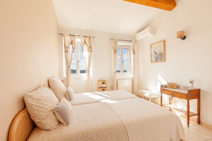 Chambre 3 avec 2 lits simples pouvant être rapprochés ou séparés . Située au 1er étage
