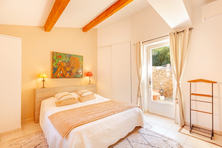 Chambre parentale avec lit de 160X200. Chambre située au Rez de chaussé
