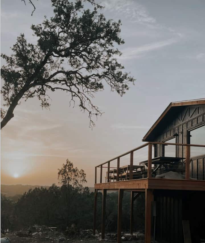 Lone Star Cabin with Hilltop Views and Hot Tub