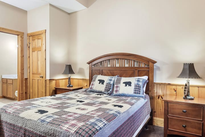 Jitumbukize katika mojawapo ya vyumba vya kulala, ambapo kitanda chenye starehe kinasubiri na mashuka safi, meza na nafasi kubwa ya watu 2, na uruhusu mitindo ya kijijini ikusafirishe kwenye ulimwengu wa utulivu.