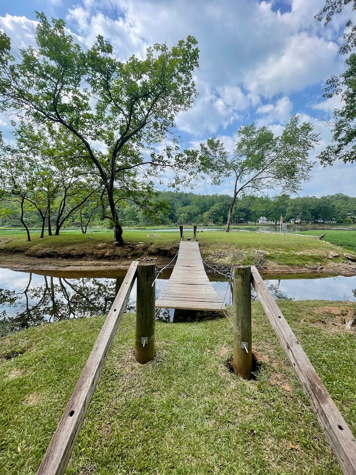 Riverfront Cottage with Island on the Flint River Cabins for Rent in
