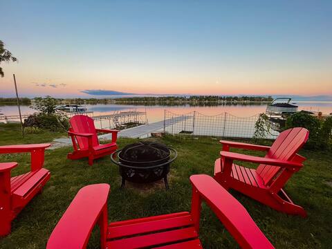 Beautiful Lakefront Retreat - Fire Pit, BBQ & WiFi