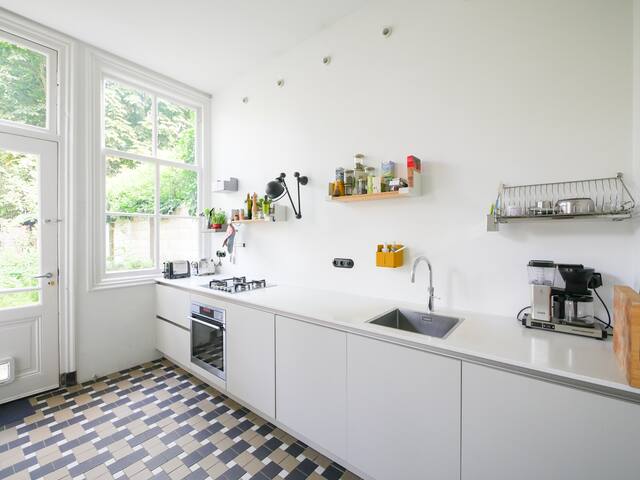 Hosted by Wendy, spacious house and garden gallery image 5