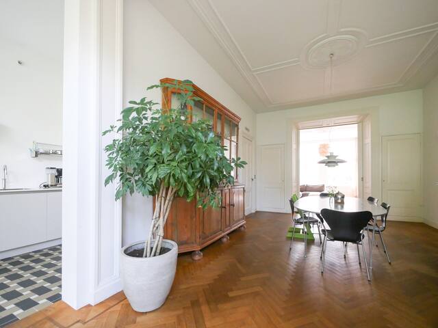 Hosted by Wendy, spacious house and garden gallery image 2