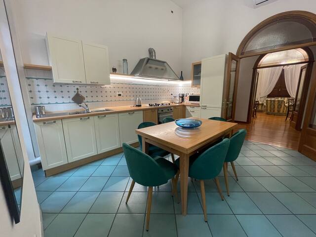 Huge private apartment at the Duomo cathedral gallery image 2