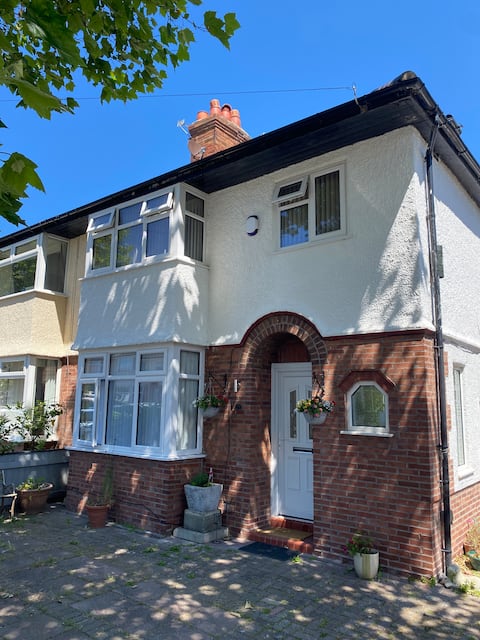 Cheerful 3 bedroom coastal home.