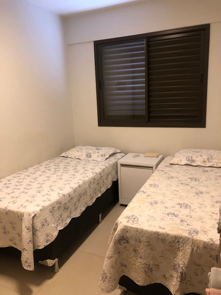 2 kreveta za jednu osobu u spavaćoj sobi 2