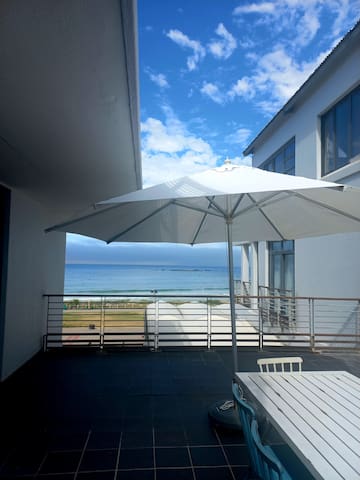 Luxurious 2 Bedroom Beachfront Apartment gallery image 4