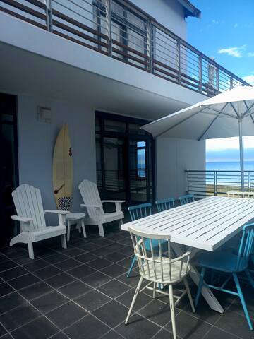 Luxurious 2 Bedroom Beachfront Apartment gallery image 3