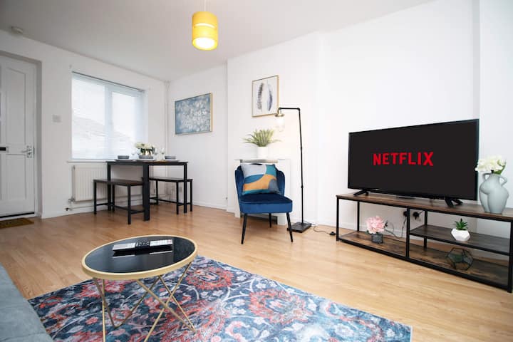 2 Bedroom House W/ 3 Beds | Wi-fi, Parking & Patio - Brístol
