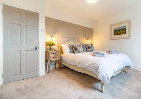 Wonderful townhouse in historic foodie town