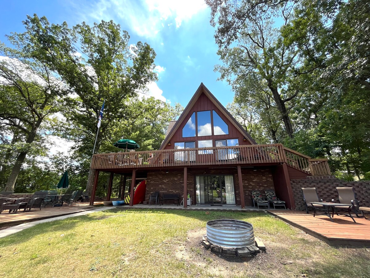 Large 5BR Brooks MCM Lake House (sleeps 12+) Cottages for Rent in