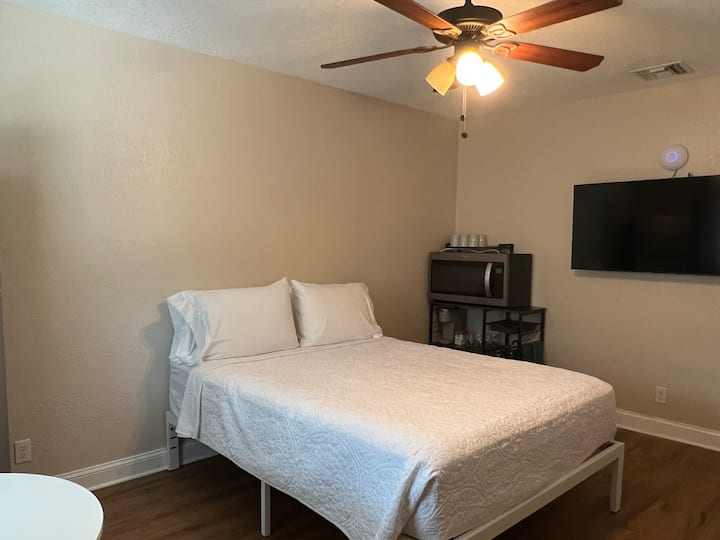 เตียงควีนไซส์พร้อมฟูกและผ้าปูที่นอนระดับพรีเมียม