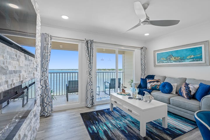 ห้องนั่งเล่นมีพื้นที่อบอุ่นพร้อมโต๊ะกาแฟโซฟาขนาดใหญ่และพัดลมเพดาน