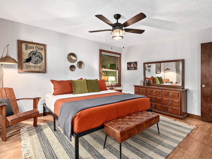 加大双人床。独立配备全功能卫生间。 