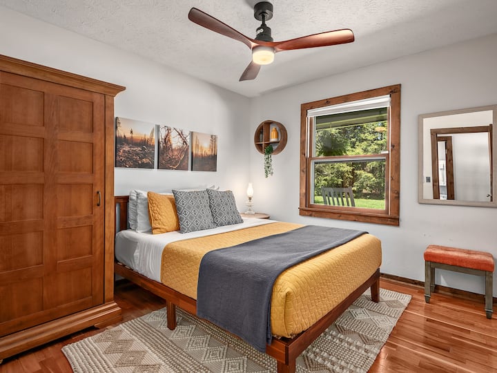 标准双人床和衣橱。 