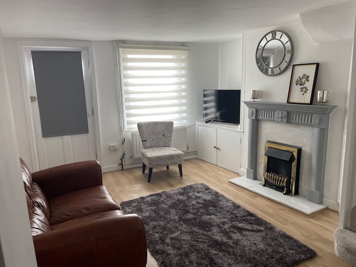 Cozy Two Bedroom Home With Historic Significance - St Neots