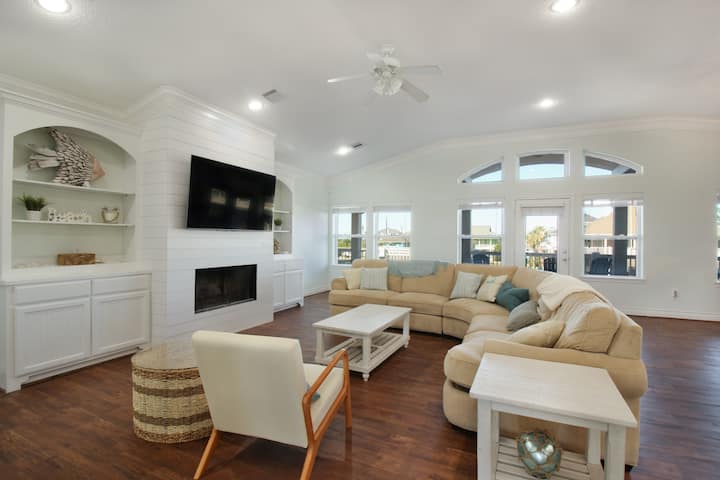 Beautiful Home On The Water! - Crystal Beach, TX