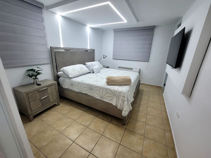 Mwonekano katika chumba cha kulala cha Master wakati wa usiku