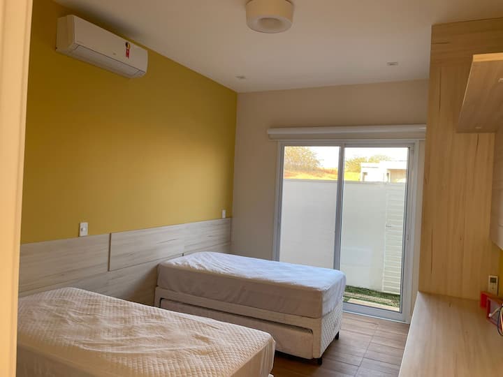 Apartmán 02 s 2 samostatnými lôžkami a 2 pomocnými lôžkami. 
Jednolôžkové postele je možné spojiť do postele veľkosti king.
