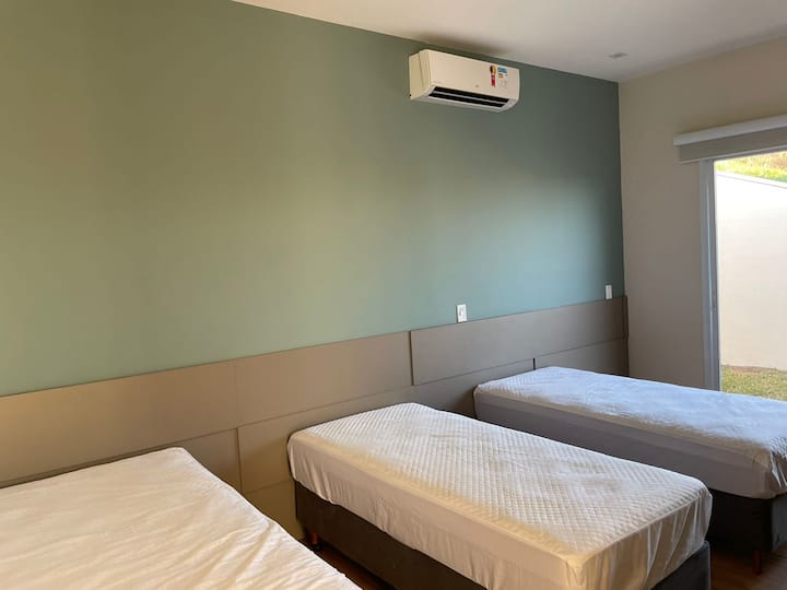 Apartmán 01 s 3 samostatnými lôžkami a 1 prístelkou. 
Jednolôžkové postele je možné spojiť do postele veľkosti king.