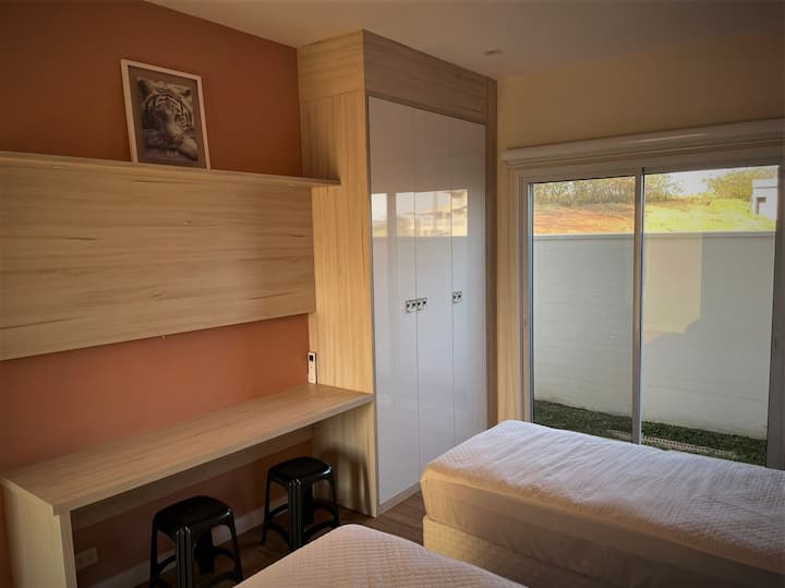 Apartmán 03 s 2 samostatnými lôžkami a 2 pomocnými lôžkami. 
Jednolôžka sa môžu spojiť a vytvoriť manželskú posteľ.