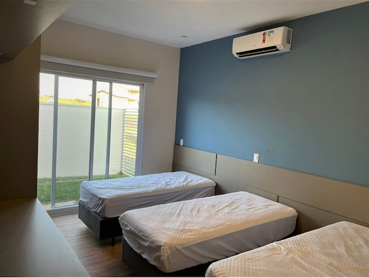 Apartmán 01 s 3 samostatnými lôžkami a 1 prístelkou. 
Jednolôžkové postele je možné spojiť do postele veľkosti king.