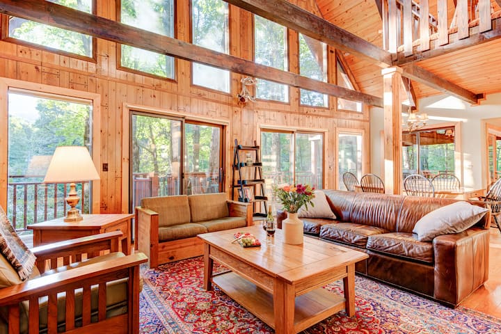 River . Hot Tub . Hike :  Basecamp Cabin - North Carolina
