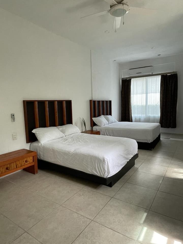 ห้อง 3: เตียงใหญ่ 2 เตียงโต๊ะทำงานและห้องน้ำในตัว