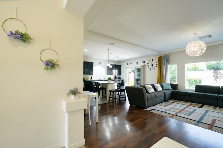 Spacious 5br | 10 Min To Airport & Strip - Las Vegas, NV