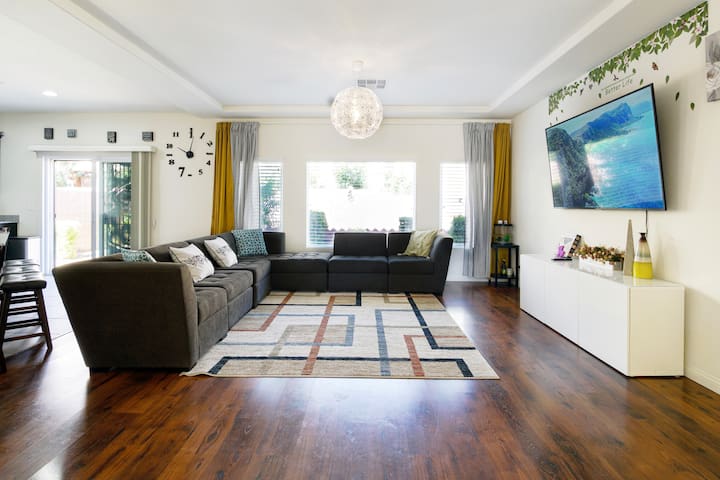 Holiday specials/ 5BR 10 min to airport &strip