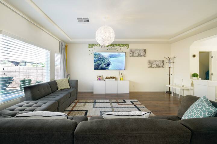 Holiday specials/ 5BR 10 min to airport &strip gallery image 2