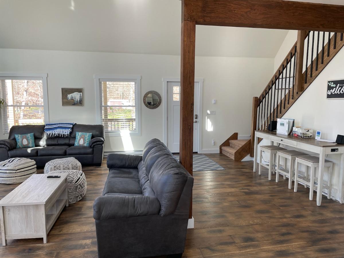 La gran habitación incluye un sofá cama tamaño queen.