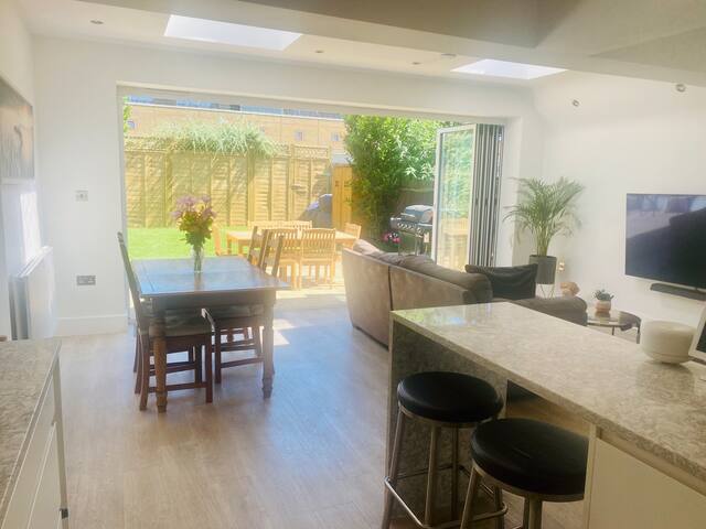 Stylish 2 bed 2 bath with garden in Wimbledon gallery image 3